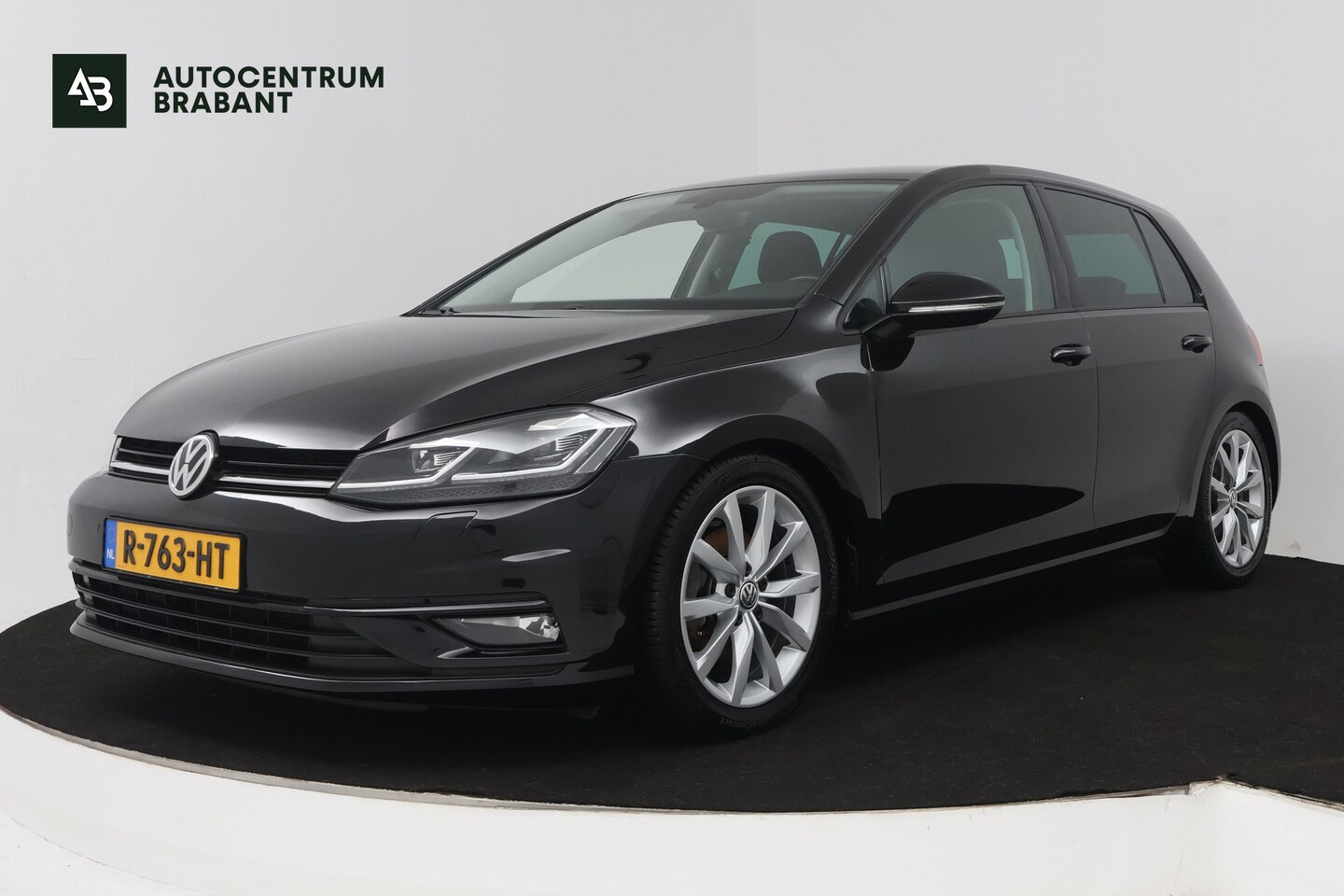Volkswagen Golf - 1.5 TSI Highline Business R-Line (NAVIGATIE, STOELVERWARMING, LED, MASSAGE STOELEN, PDC) - AutoWereld.nl