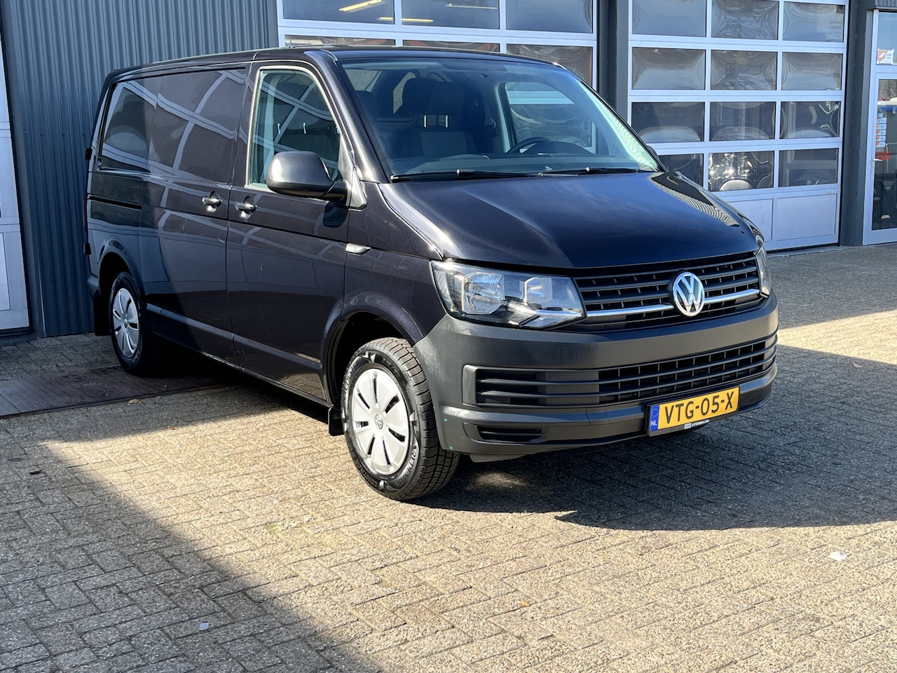 Volkswagen Transporter - 2.0 TDI L1H1 Airco Trekhaak 2200kg trekgewicht Kastinrichting 3-Persoons Telefoonverbindin - AutoWereld.nl