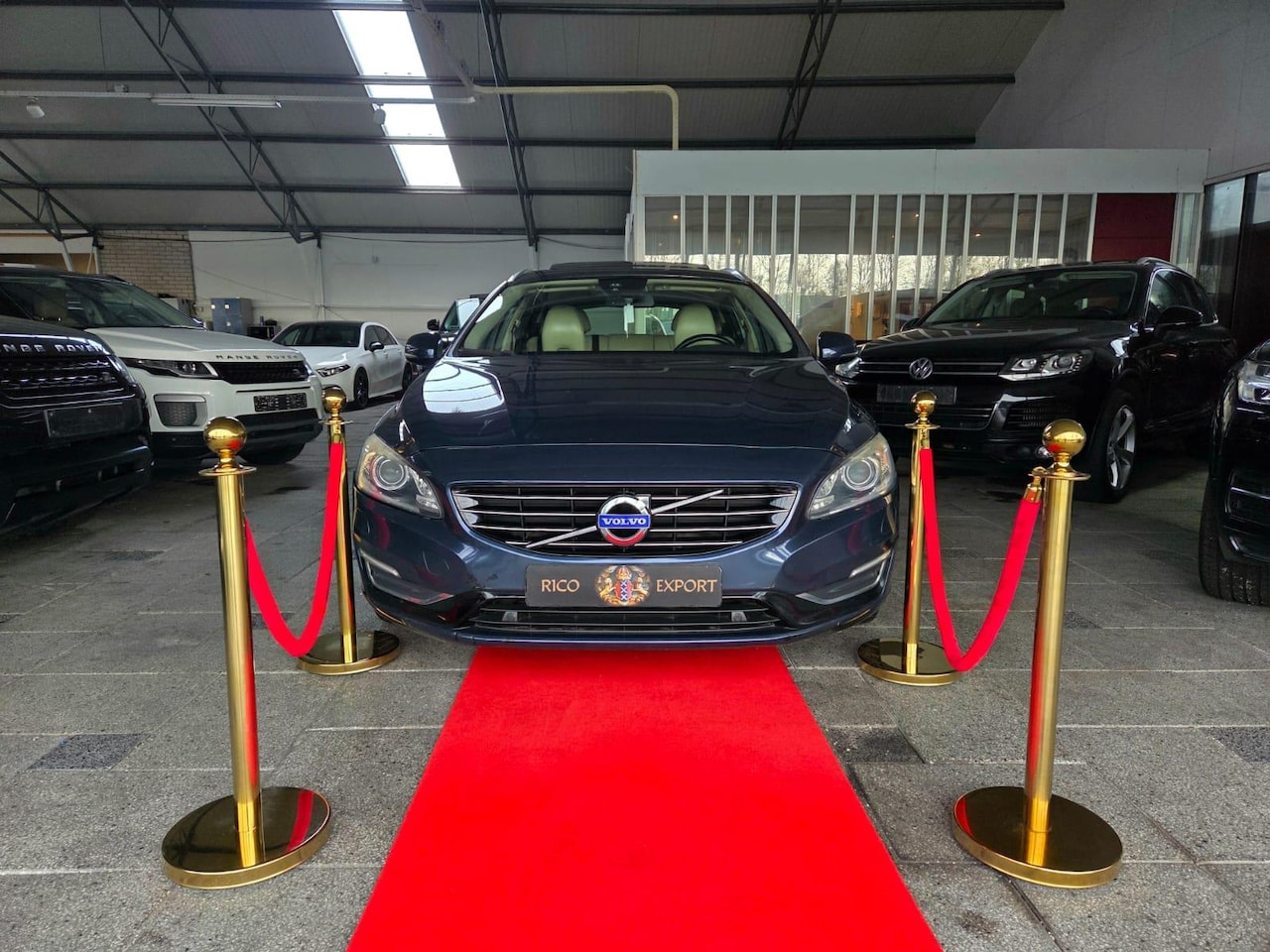 Volvo V60 - 2.4 D6 AUTOMAAT AWD Plug-In Hybrid PANO FULL! - AutoWereld.nl