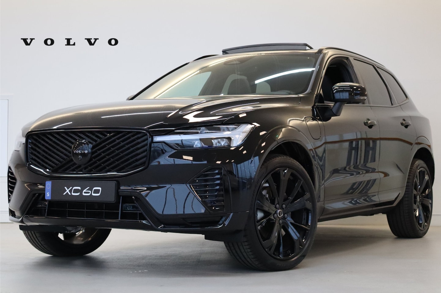 Volvo XC60 - T6 350PK AWD Plus Black Edition | Facelift | Pano-dak | Premium Pack | Lighting Pack - AutoWereld.nl