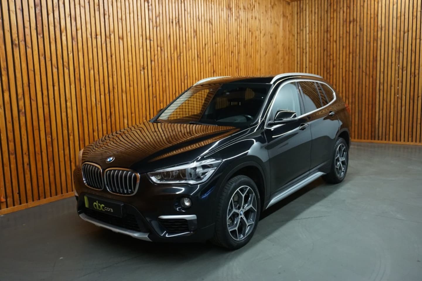 BMW X1 - 2.0 i sDrive automaat Orange Edition II panorammadak - AutoWereld.nl