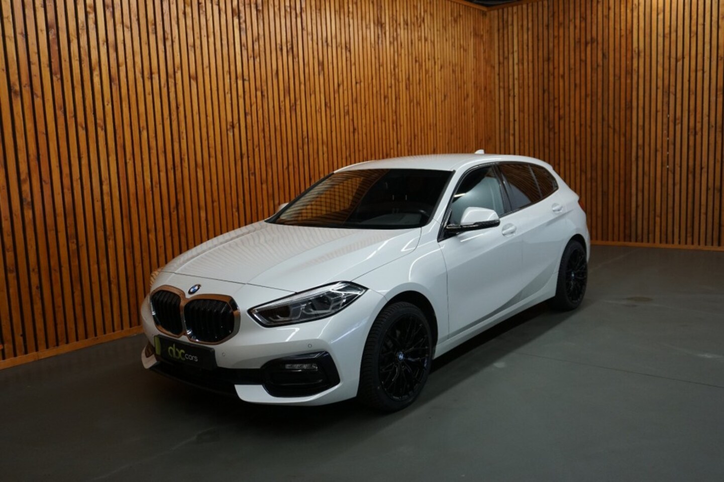 BMW 1-serie - 118I Business Edition Aut. Nav Clima Lane Assist - AutoWereld.nl
