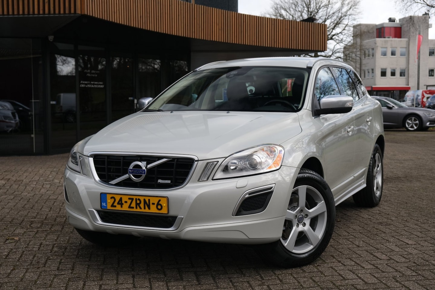 Volvo XC60 - 2.0 T5 R-Design|Rijklaar!|Camera|Trekhaak|Dealeronderhouden|Clima|Cruise - AutoWereld.nl