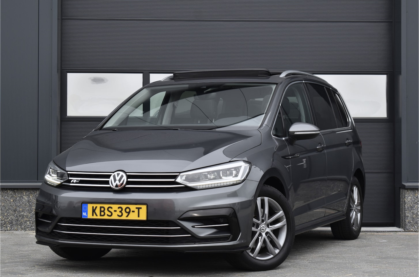 Volkswagen Touran - 1.5 TSI Highline Business R 7p Pano - Cruise - Clima - AutoWereld.nl