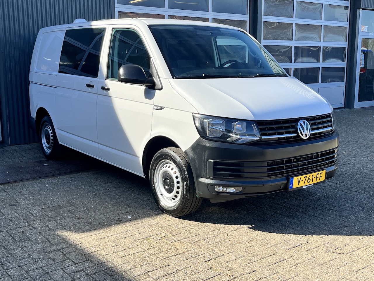 Volkswagen Transporter - 2.0 TDI L1H1 DSG 2x Schuifdeur Hondenvervoer Airco Cruise controle hondenrek Hond Ventilat - AutoWereld.nl