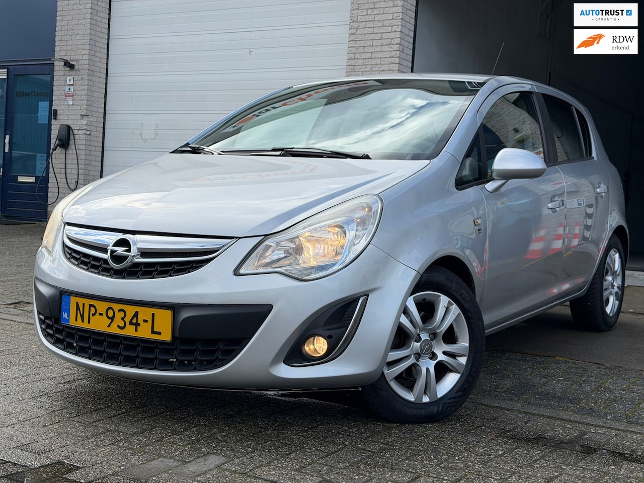 Opel Corsa - 1.4-16V Cosmo/ AUTOMAAT/ 2e EIG/ dealeronderhouden/ 1jaar apk/ volle opties/ zeer nette au - AutoWereld.nl