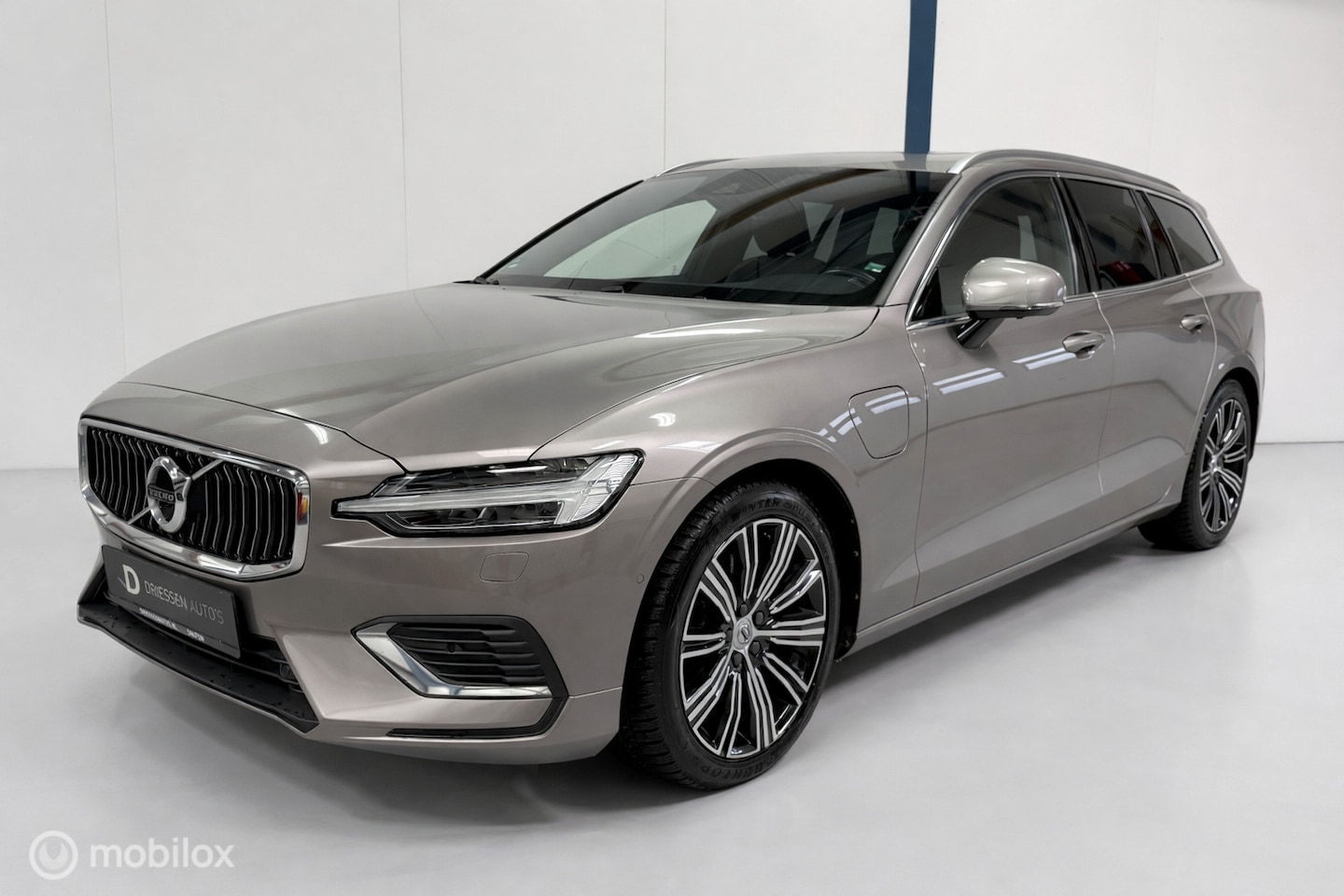 Volvo V60 - 2.0 T8 Twin Engine AWD Inscription PANO - AutoWereld.nl