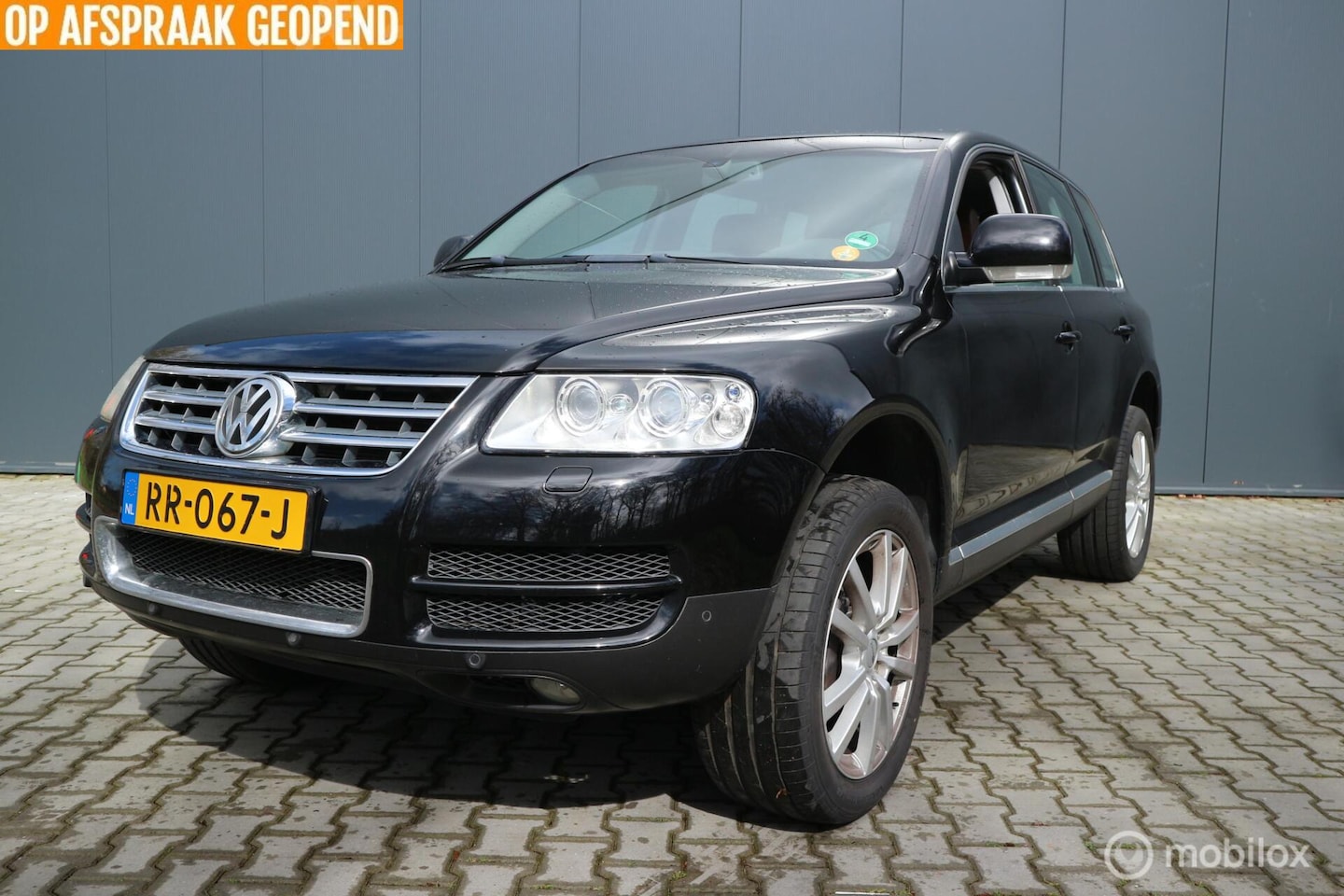 Volkswagen Touareg - 4.2 V8 LEDER/ECC/LUCHTVERING/LMV/PDC - AutoWereld.nl