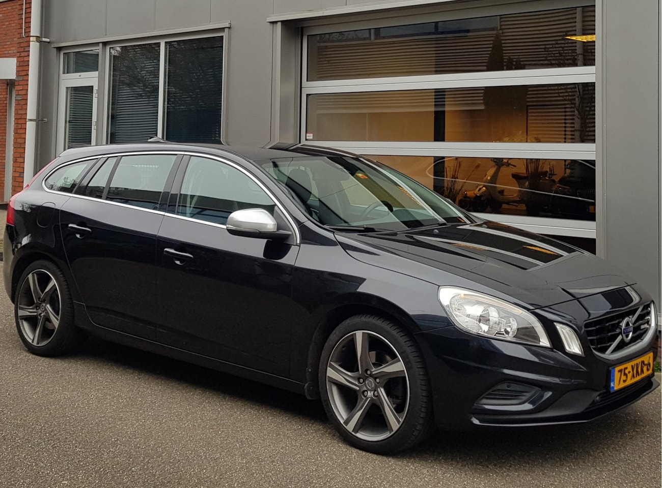 Volvo V60 - T3 R Design Navi Trekhaak 18"Vlg 1/2 Leder - AutoWereld.nl