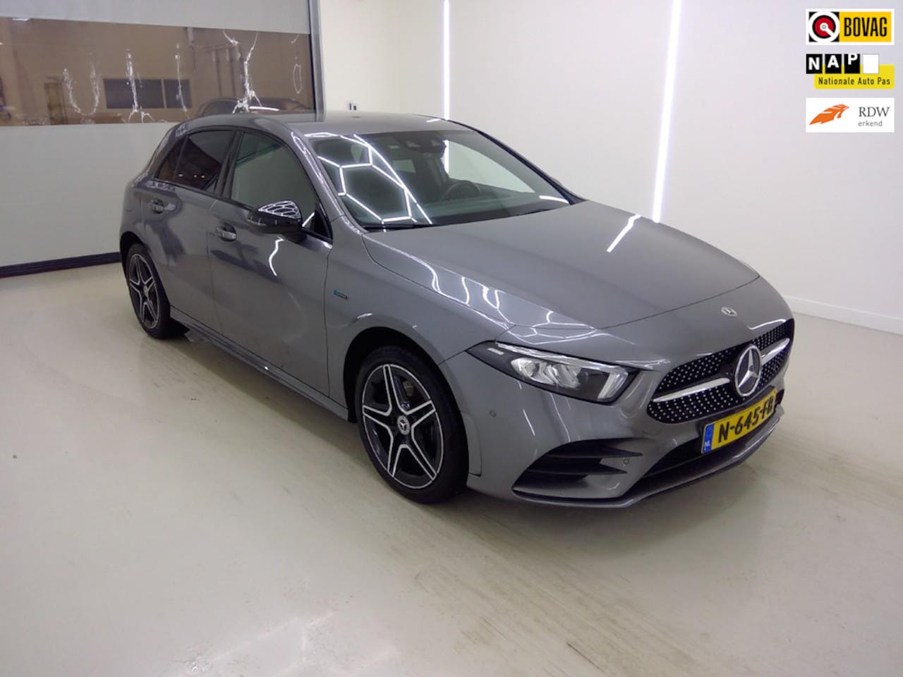 Mercedes-Benz A-klasse - 250 e Business Solution AMG Limited+Leder+Sfeer-verlichting+Navigatie+Apple-carplay+camera - AutoWereld.nl