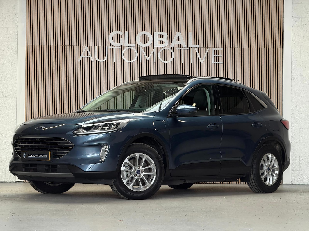 Ford Kuga - 2.5 PHEV Titanium - PANO - CAMERA - WINTERPAKKET - AutoWereld.nl