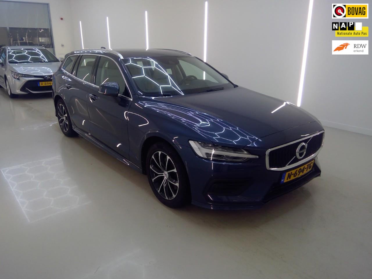 Volvo V60 - 2.0 B3 Momentum Business+Volleder+vitrual+navigatie+stoel-verw+body-Kitt = NL/DEALER = SUP - AutoWereld.nl