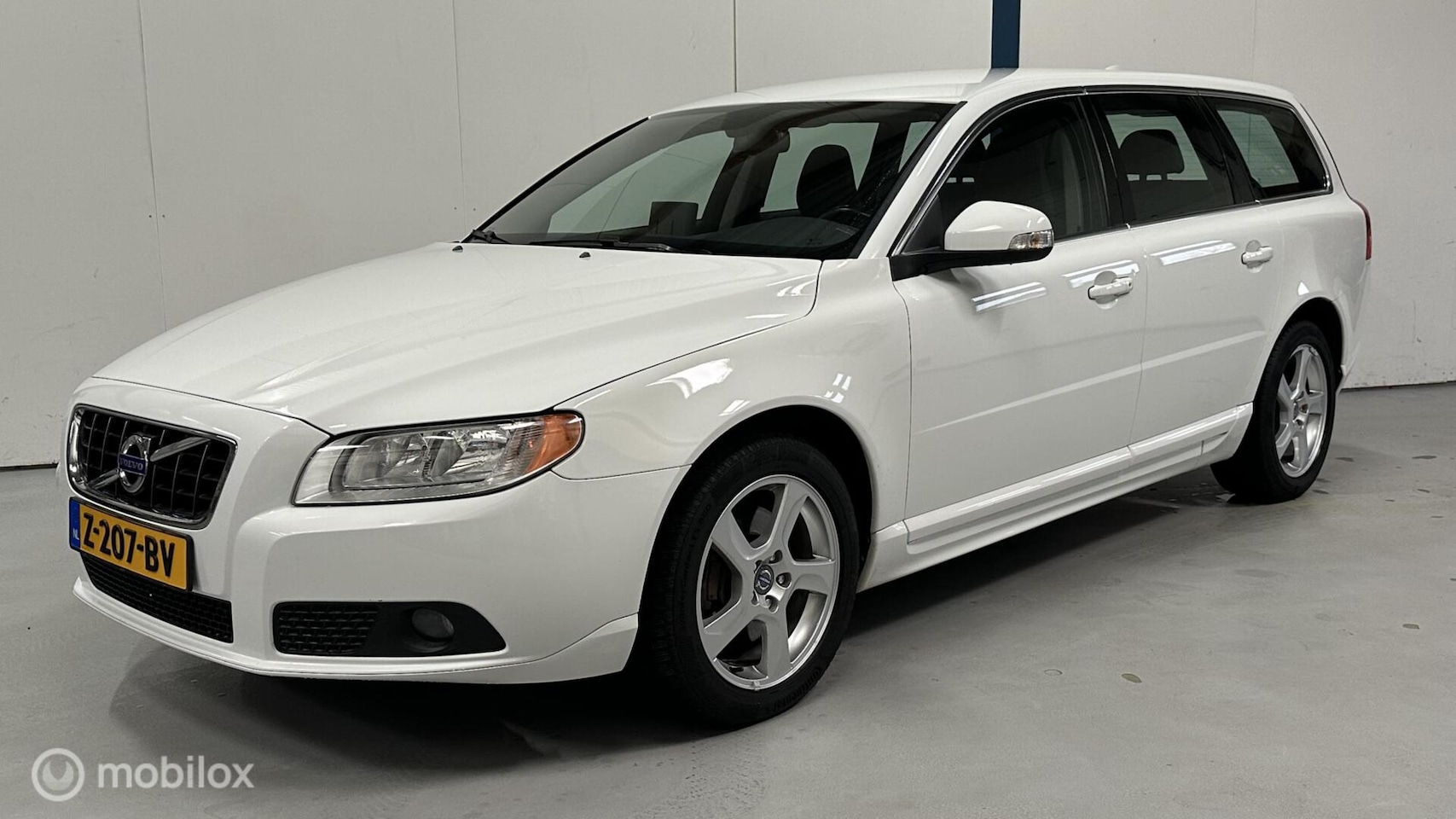 Volvo V70 - 2.5T Momentum 230PK / AUTOMAAT / NAVI - AutoWereld.nl