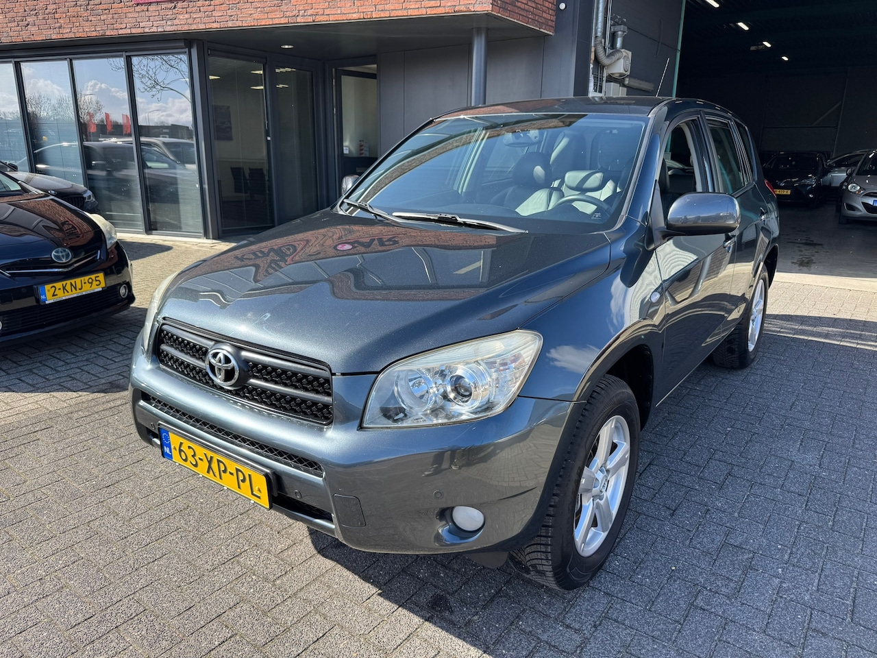 Toyota RAV4 - 2.0 VVTi AUTOMAAT LEDER TREKHAAK STOELVERW KEYLESS NAVI VOL!!! - AutoWereld.nl