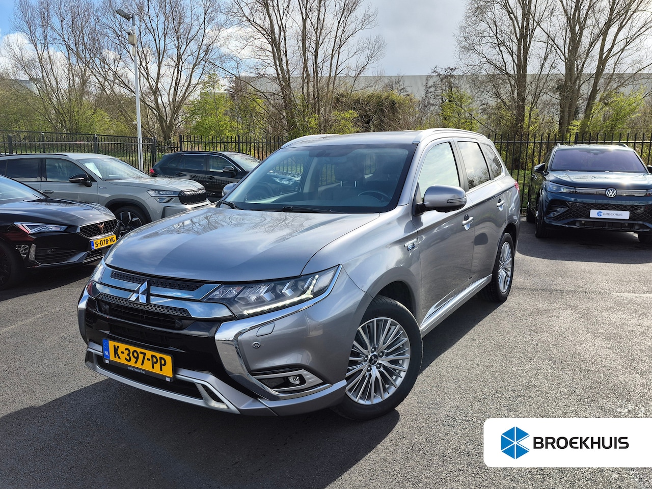 Mitsubishi Outlander - 2.4 PHEV Intense+ 240Pk AUTO | Glazen schuif-kanteldak | Trekhaak | Rondomzicht camera | A - AutoWereld.nl
