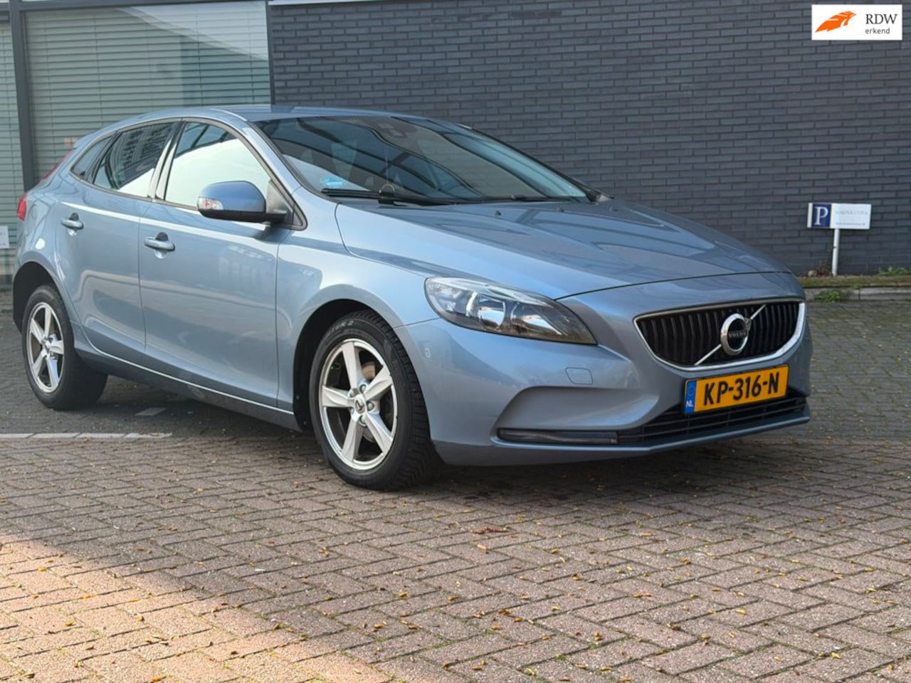 Volvo V40 - 2.0 D2 R-Design 2.0 D2 R-Design - AutoWereld.nl