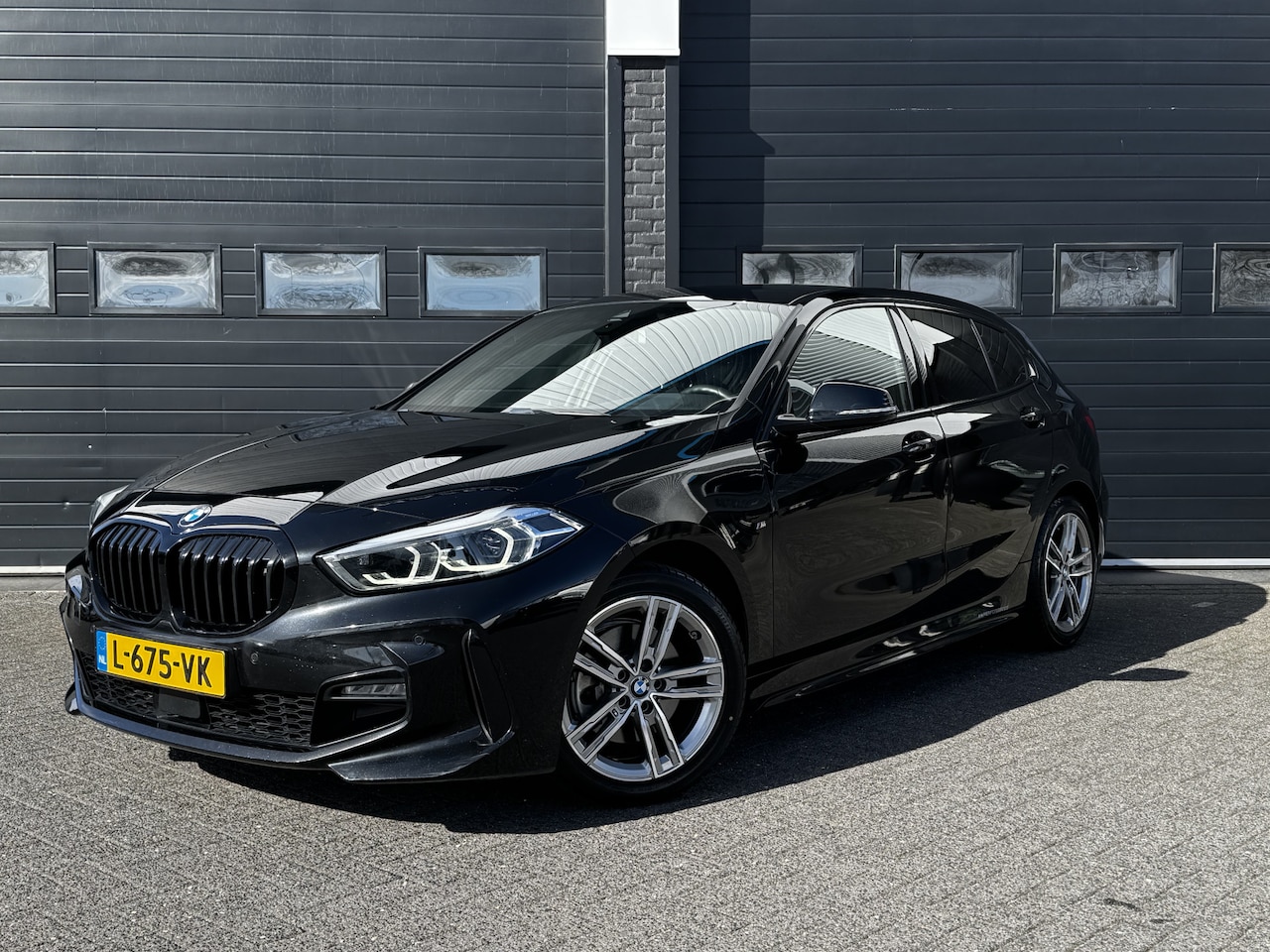 BMW 1-serie - 118i Business Edition M-Sport Shadow Automaat | Navi | Cruise | Carplay | Sfeer | €19.900, - AutoWereld.nl