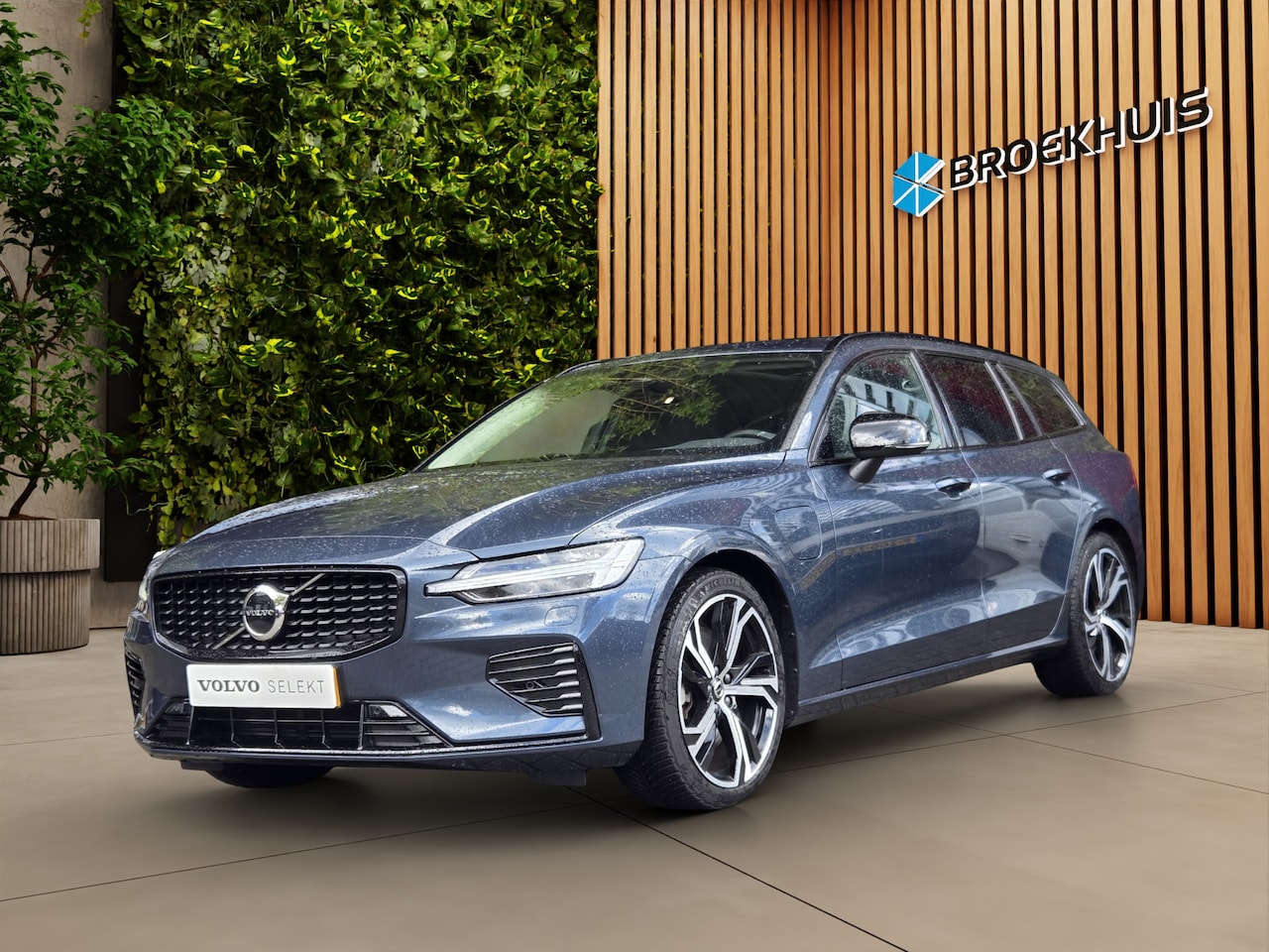 Volvo V60 - 2.0 T6 Plug-in hybrid AWD Plus Dark | Trekhaak | Camera | Pano | Memory | Pilot Assist - AutoWereld.nl