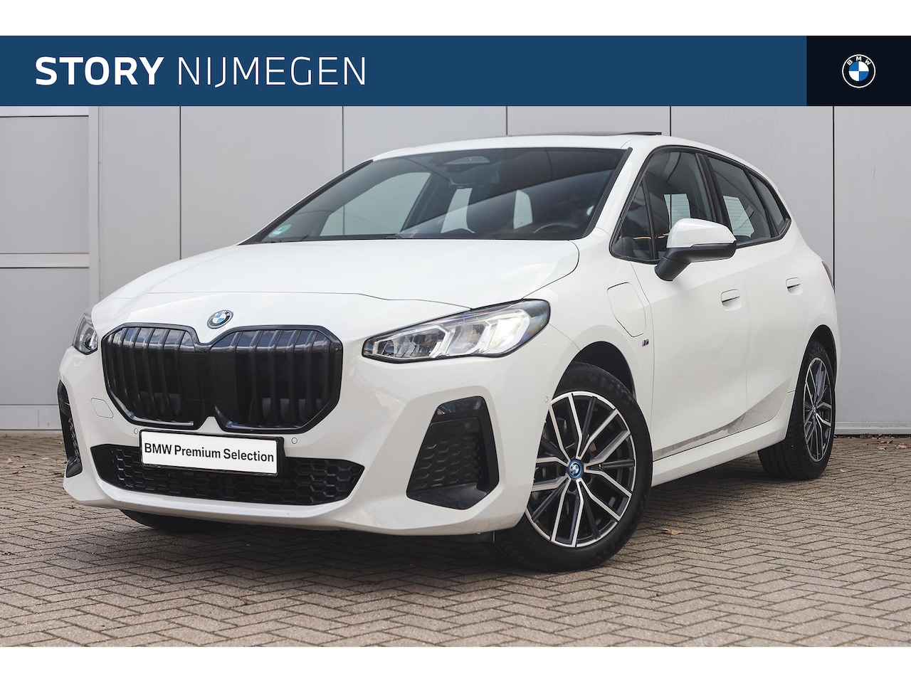 BMW 2-serie Active Tourer - 225e xDrive M Sport Automaat / Panoramadak / Trekhaak / Sportstoelen / M Adaptief onderste - AutoWereld.nl