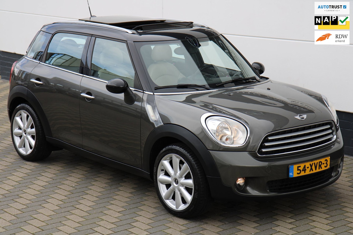 MINI Countryman - 1.6 Cooper Pano Leder Navi Cruise PDC NAP !! - AutoWereld.nl