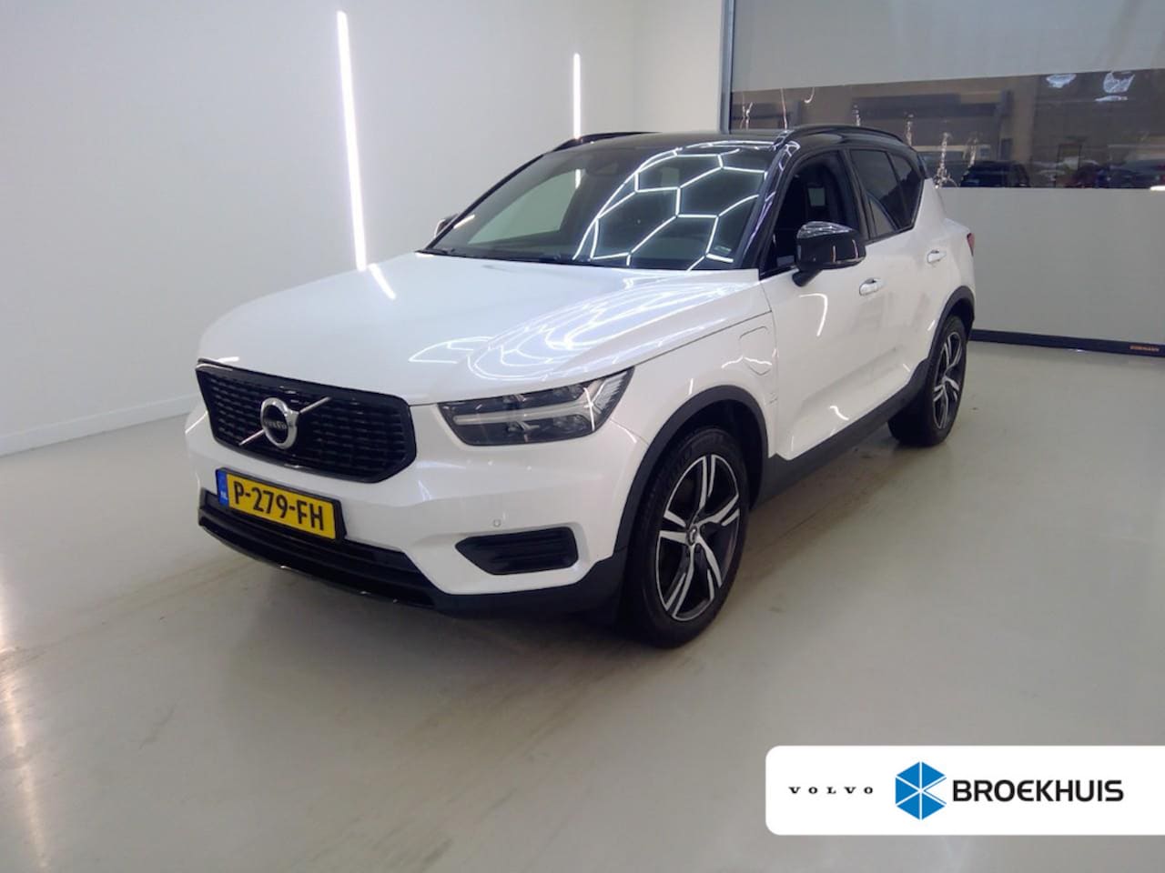 Volvo XC40 - 1.5 T5 Recharge R-Design | Panoramadak | Adaptieve Cruise control | Stoel en stuurwielverw - AutoWereld.nl