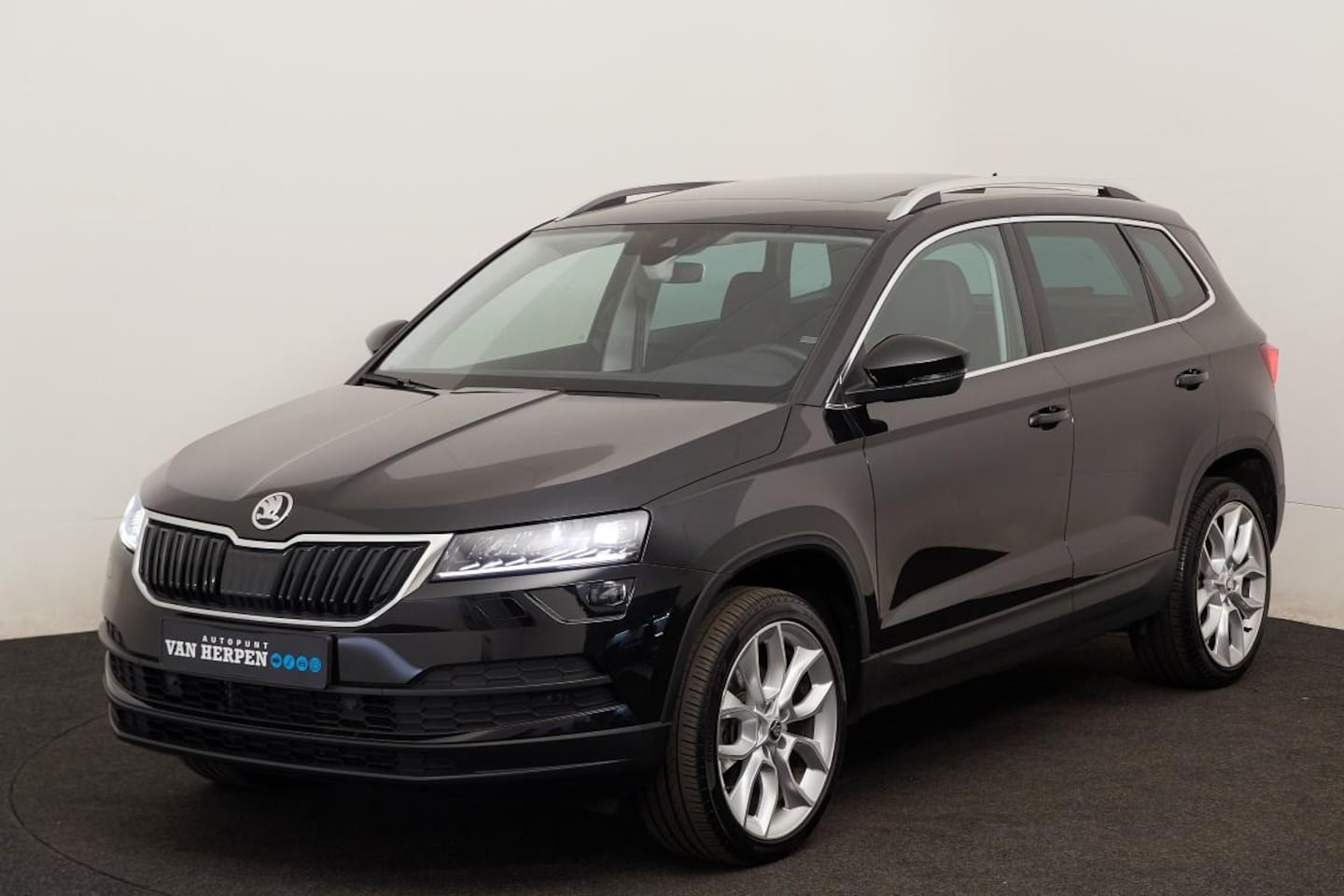 Skoda Karoq - 1.5 TSI ACT Style TREKHAAK | PANO | LEDER | STANDKACHEL | CAMERA | DEALERONDERHOUDEN - AutoWereld.nl