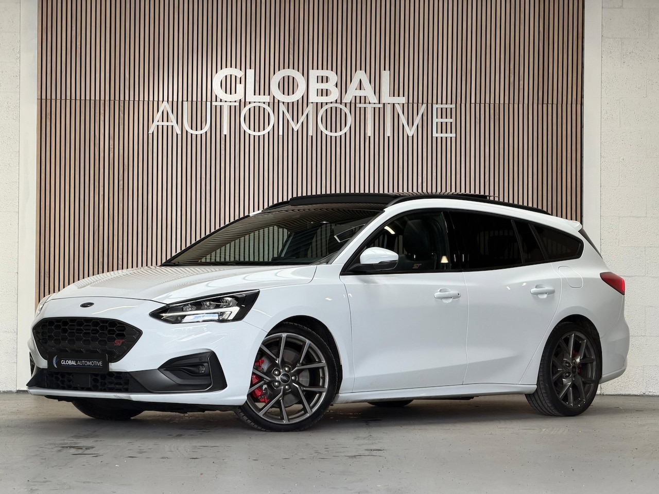 Ford Focus Wagon - 2.3 EcoBoost ST-3 - PANO - CAMERA - STUURVERWARMING - AutoWereld.nl