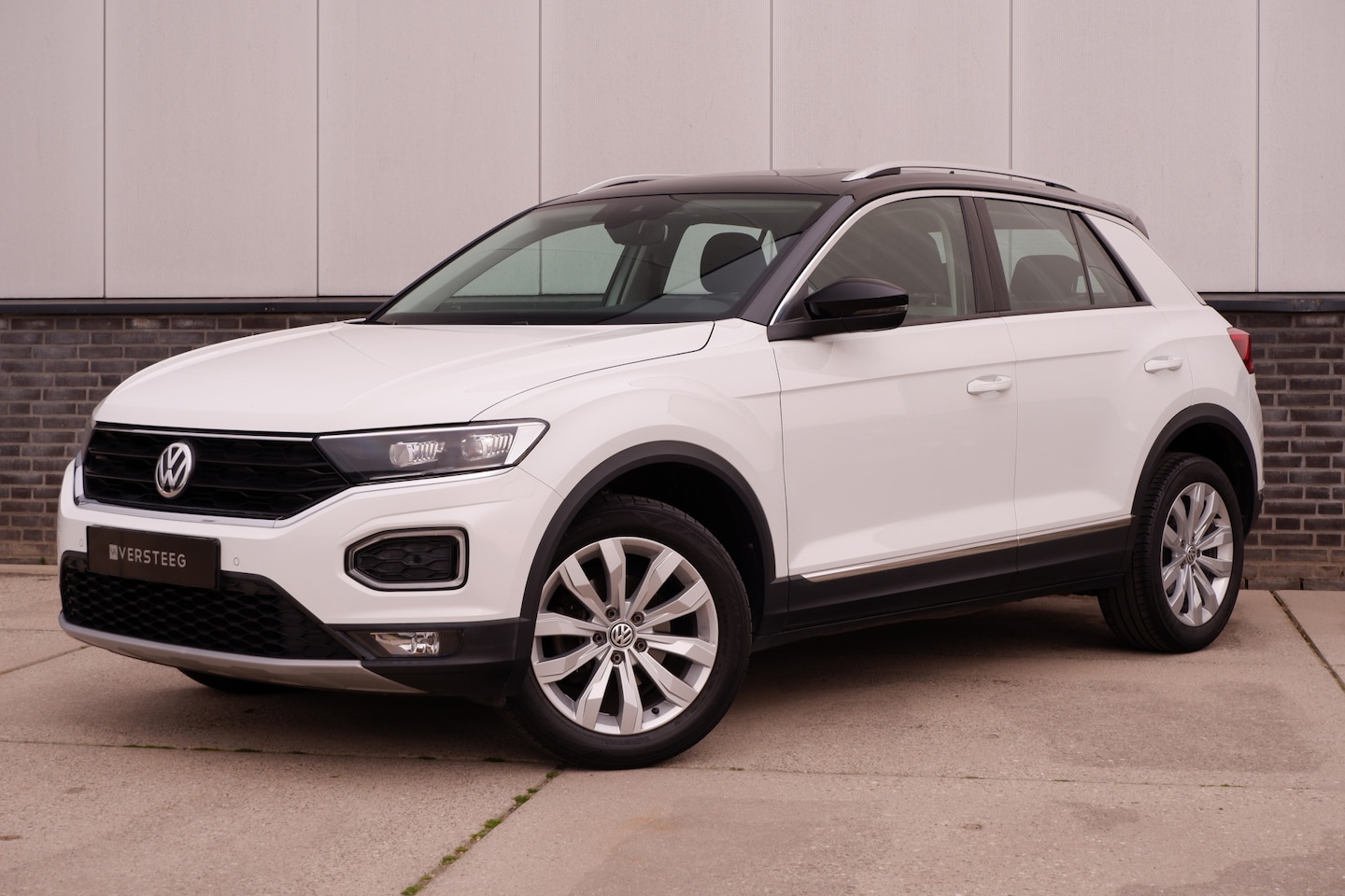 Volkswagen T-Roc - 1.5 TSI Sport | Pano | Trekhaak | LED | Carplay | Camera | Virtual Cockpit | PDC - AutoWereld.nl