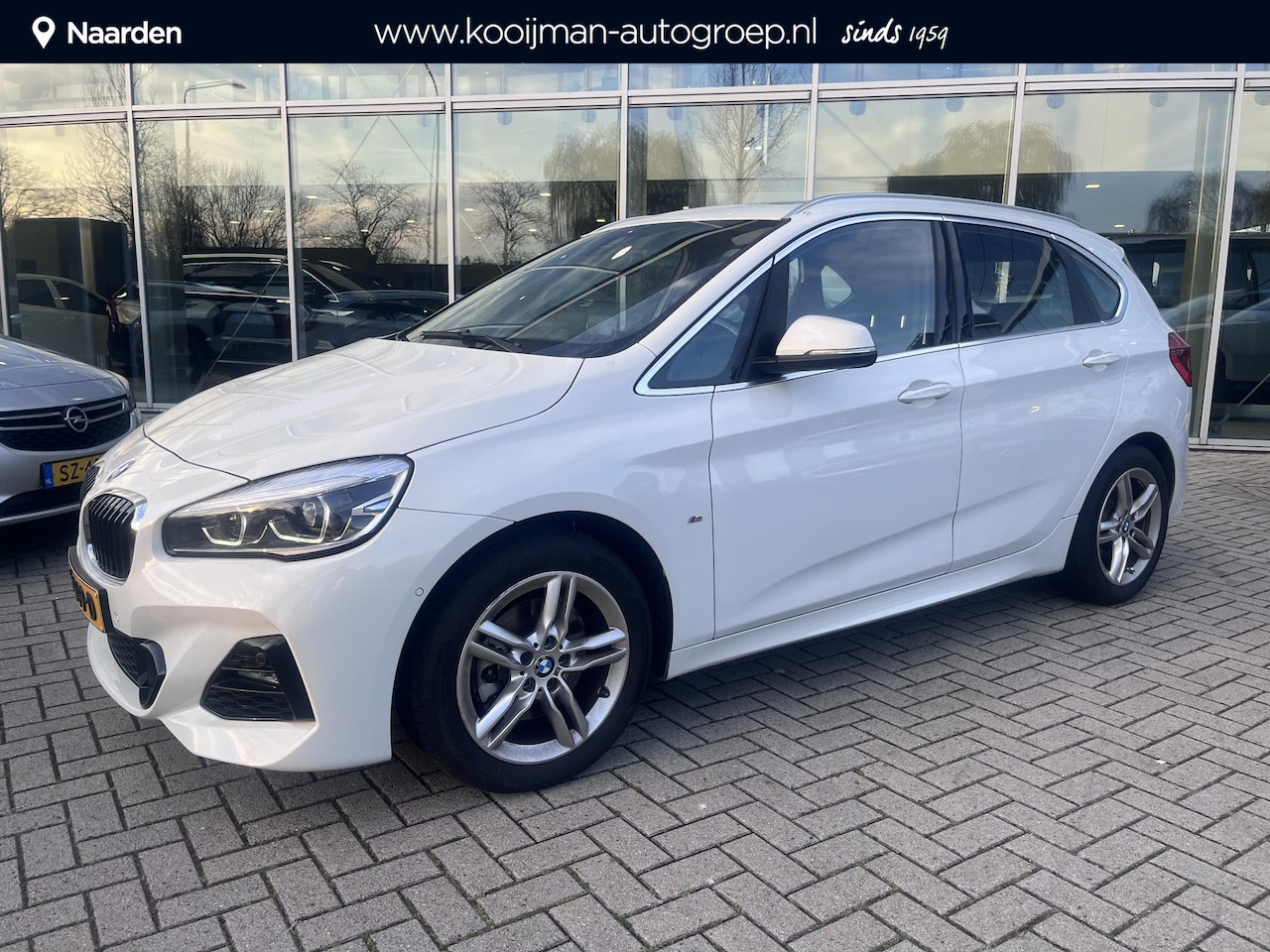 BMW 2-serie Active Tourer - 220i High Executive Launch Edition Panorama dak|192 Pk| Trekhaak| Headup|Automaat| zeer ne - AutoWereld.nl