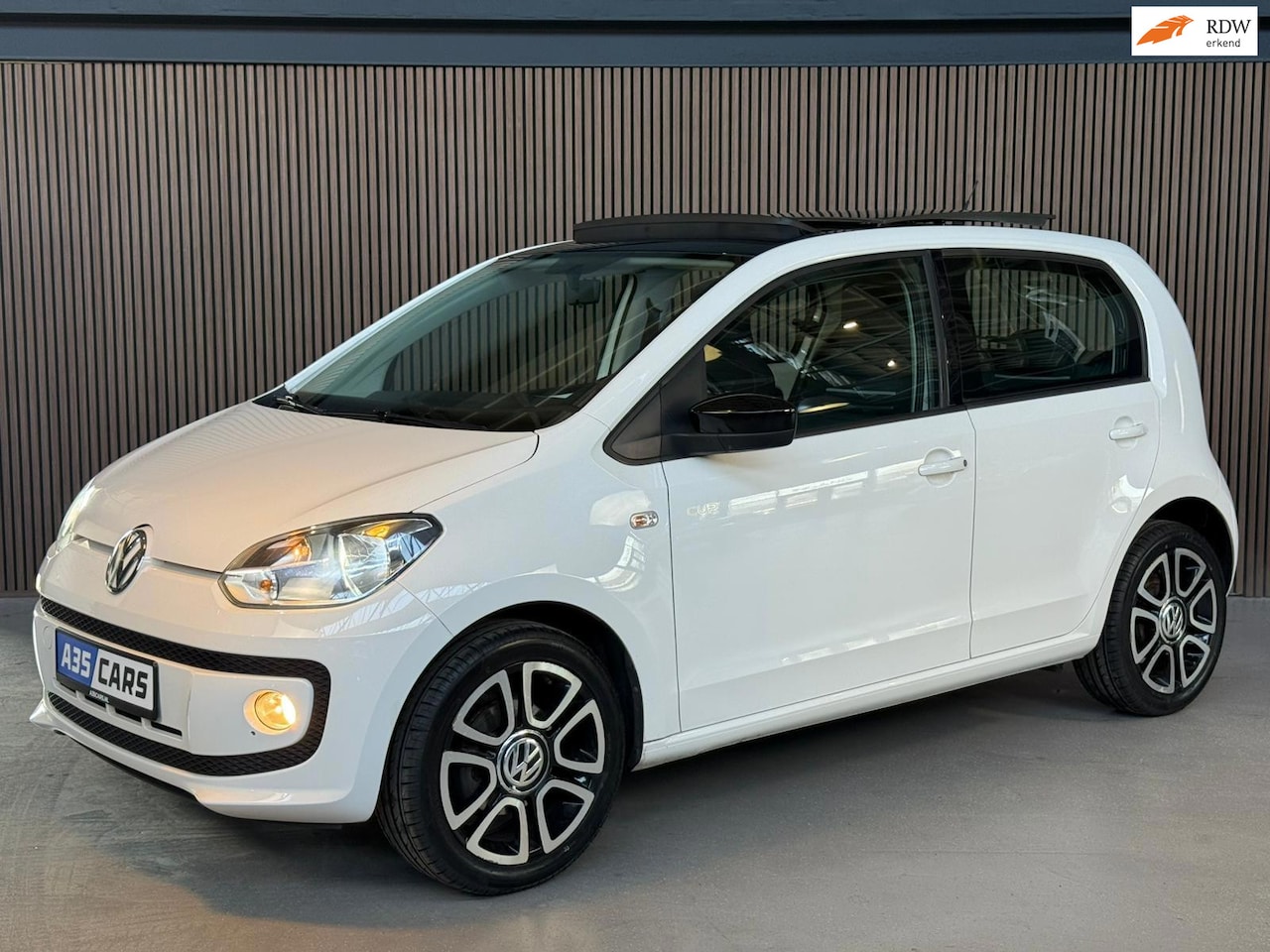 Volkswagen Up! - 1.0 CUP-editie|PANO|AIRCO|STOELVERWARMING|APK|4/5-DEURS - AutoWereld.nl