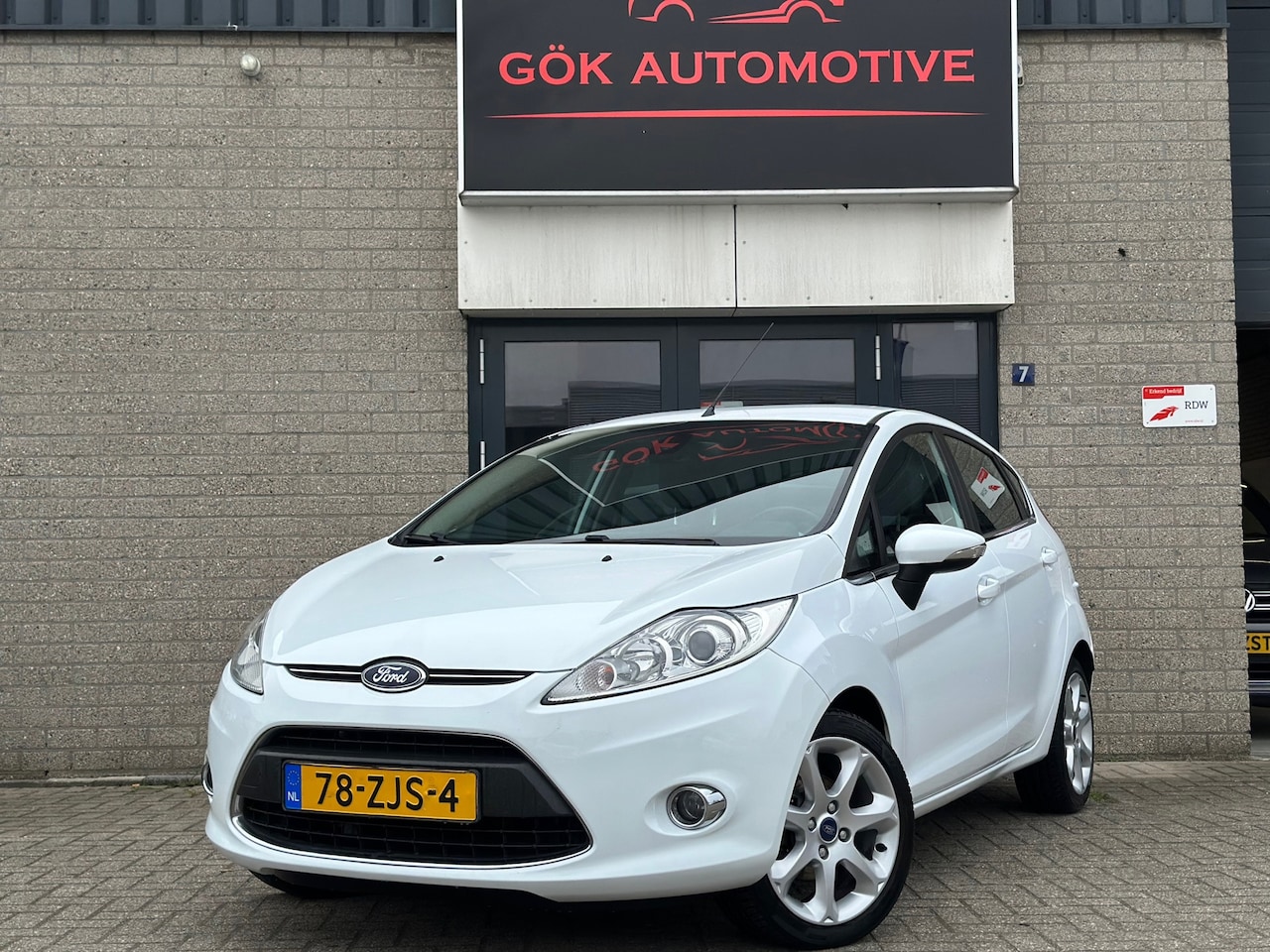 Ford Fiesta - 1.25 Titanium / Stoelverwarming / Leer / PDC / NAP / LM Velgen / Cruise Control / Voorruit - AutoWereld.nl