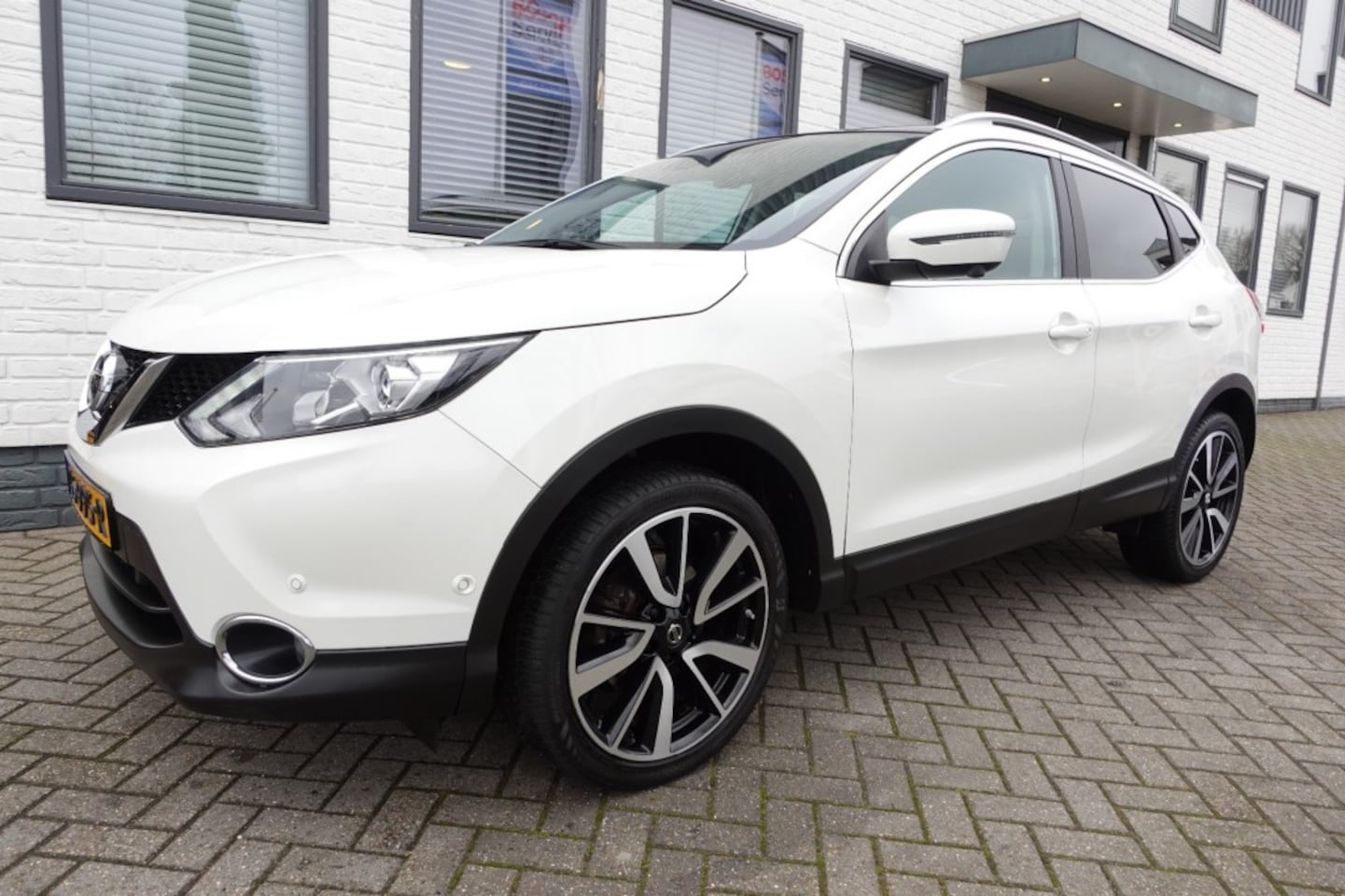 Nissan Qashqai - 1.2 TEKNA Panorama Leder Camera Trekhaak - AutoWereld.nl