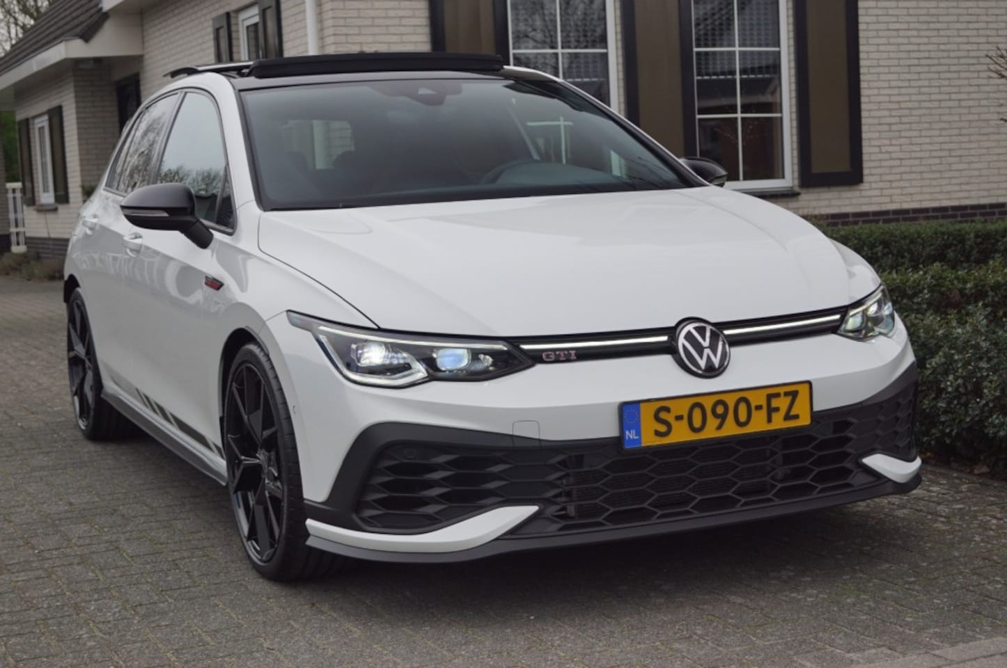 Volkswagen Golf - GTI Clubsport 2.0 TSI (300pk) DSG IQ Light/Pano/Keyless/Camera/ACC/Black style - AutoWereld.nl