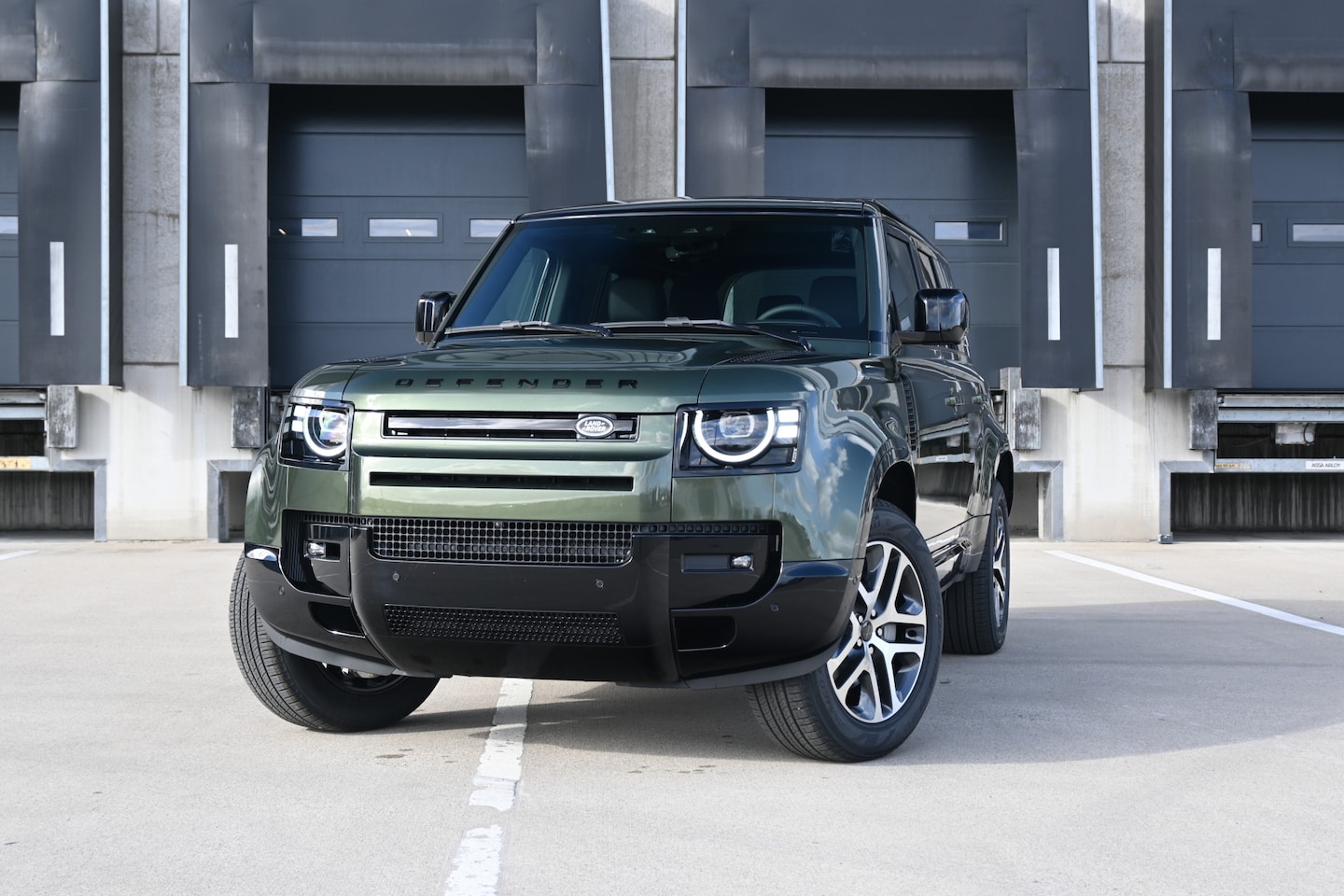 Land Rover Defender 110 - 2.0 P300e 110 Dynamic SE Edition 2.0 P300e 110 Dynamic SE Edition - AutoWereld.nl