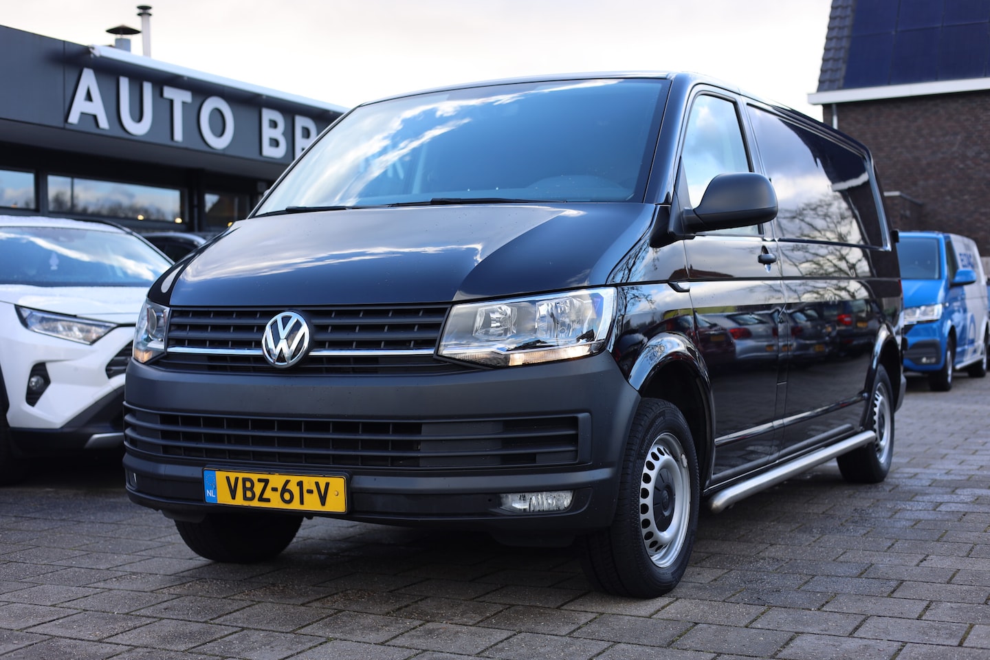 Volkswagen Transporter - 2.0 TDI L2H1 | AIRCO | NAVI | CARPLAY | TREKHAAK - AutoWereld.nl