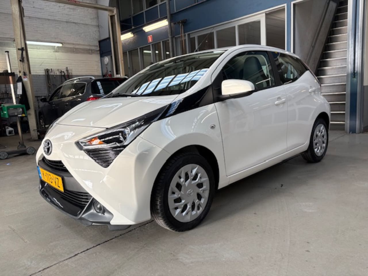 Toyota Aygo - 1.0 VVT-i 72pk 5D x-play | Apple carplay / Android auto | Camera | Airco | All season band - AutoWereld.nl
