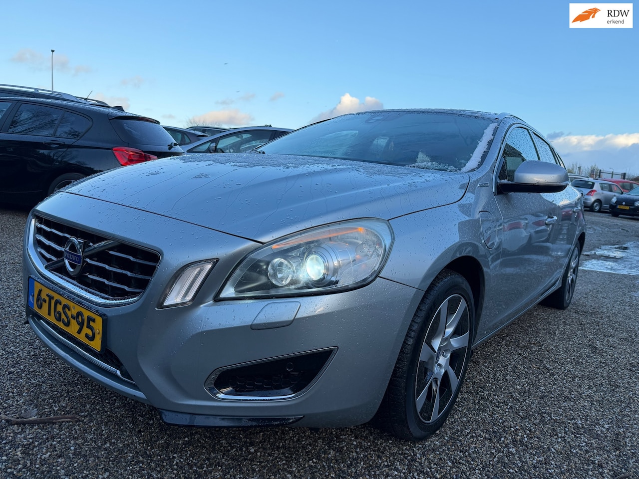Volvo V60 - 2.4 D6 AWD Plug-In Hybrid Pure Limited Leer Memory Cruise PDC Nieuwe Banden - AutoWereld.nl