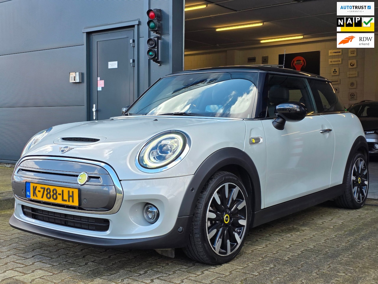 MINI Mini-Electric - Yours 33 kWh / NAP / 1 EIGENAAR / DEALER ONDERH. / STOELVERW. / CAMERA / KEYLESS / LEDER / - AutoWereld.nl