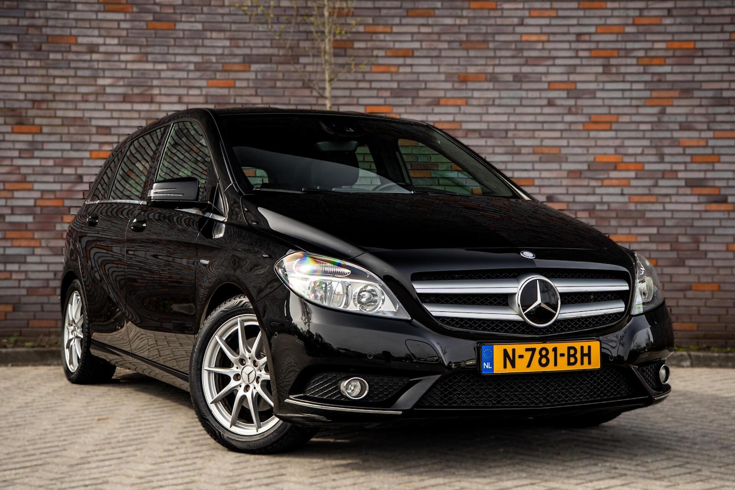 Mercedes-Benz B-klasse - 180 Ambition - Automaat - Leder - Trekhaak - AutoWereld.nl