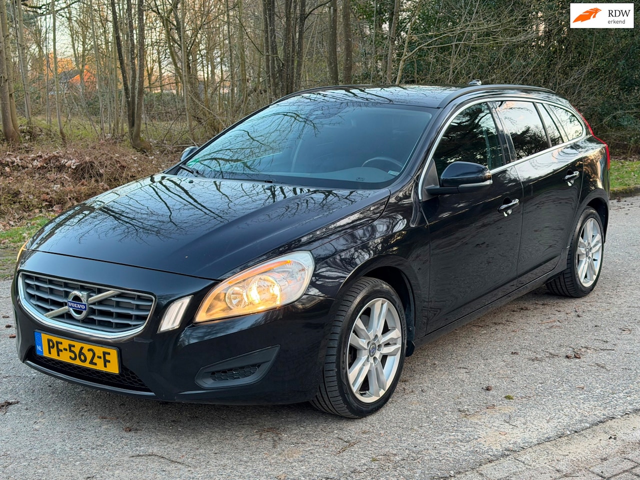 Volvo V60 - 1.6 D2 Automaat Zwart 2013 Navi - AutoWereld.nl
