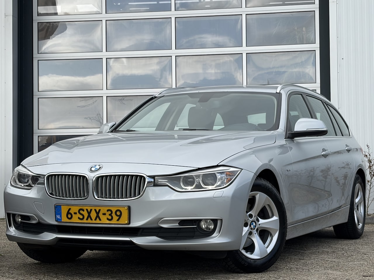 BMW 3-serie Touring - 316i High Executive Upgrade 136pk | Bi-xenon koplampen | Cruise control | Lederen bekledin - AutoWereld.nl