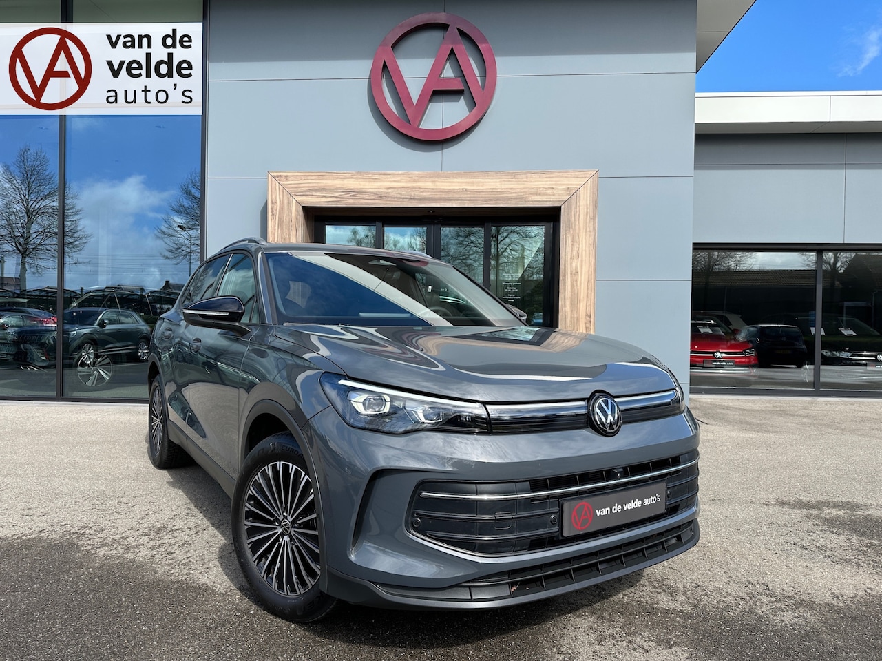 Volkswagen Tiguan - 1.5 eTSI 150pk DSG GOAL | Trekhaak | 360 Camera | IQ light | Dode hoek | Elek. Achterklep - AutoWereld.nl