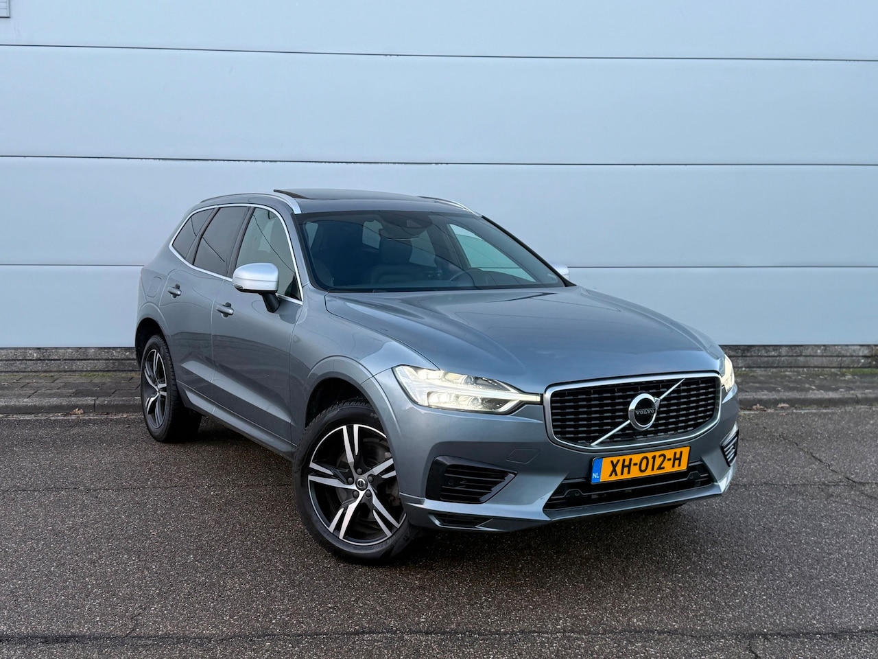 Volvo XC60 - 2.0 T8 Twin Engine AWD R-Design PANO|BTW|LEER|TREKHAAK|CAMERA|VOL - AutoWereld.nl