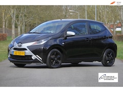 Toyota Aygo X - 1.0 VVT-i x-nav / Sportvelgen / Achteruitrijcamera / Airco / Multimedia / Elektrische rame