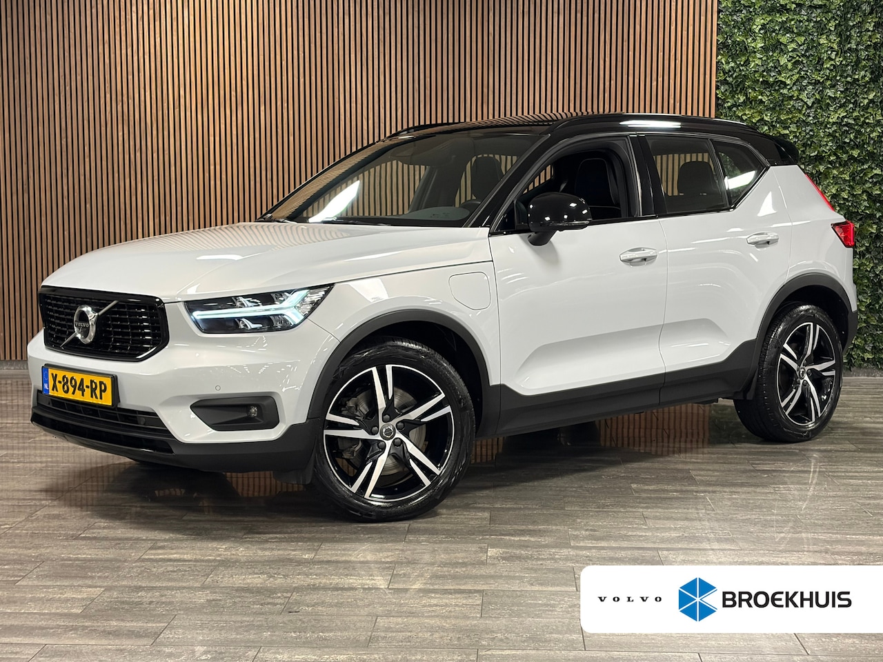 Volvo XC40 - T5 Recharge R-Design | Schuifdak | 360° Camera | Harman Kardon | Glacier Silver! | Adaptie - AutoWereld.nl