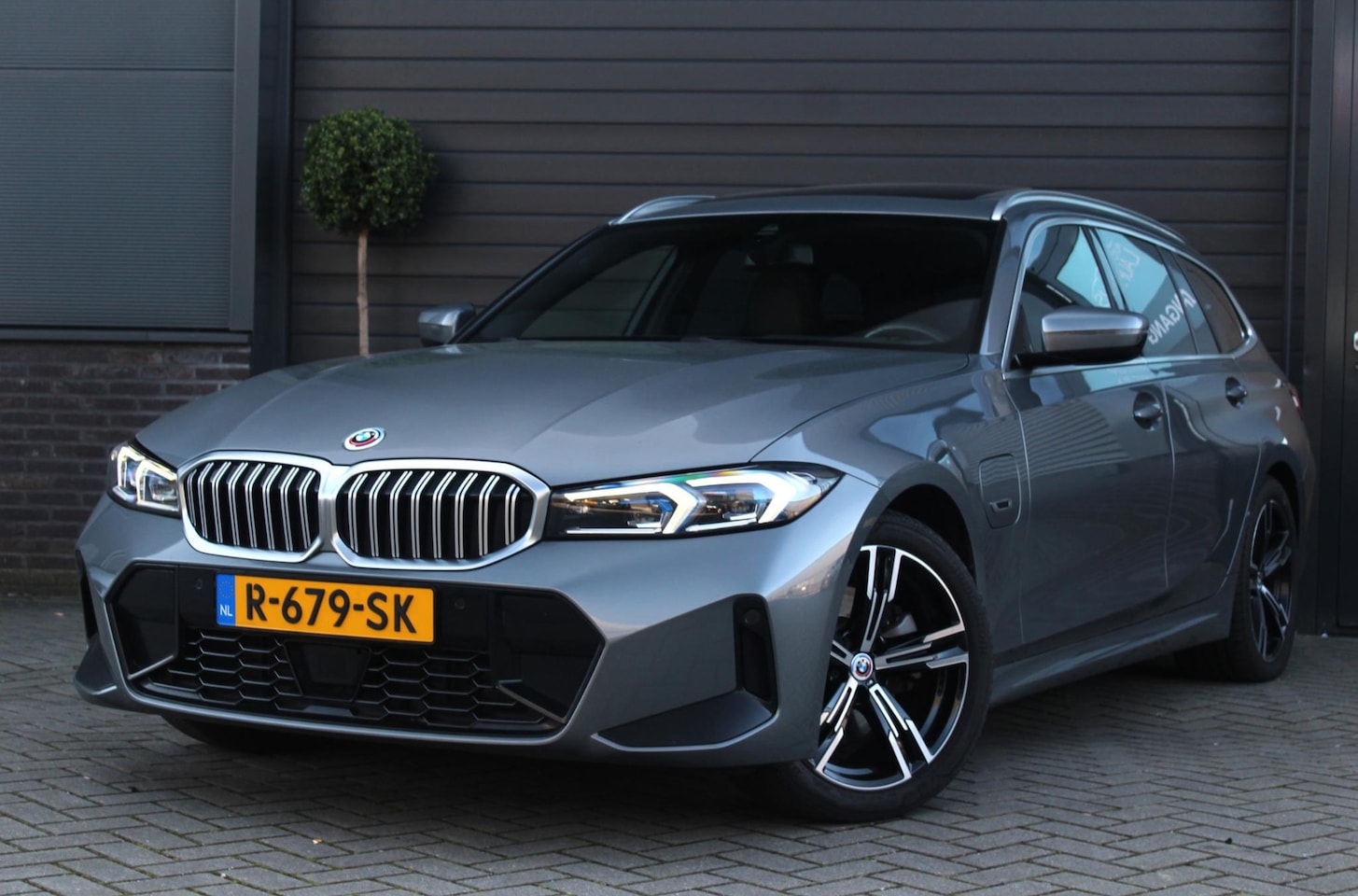 BMW 3-serie Touring - 320e M Sport | Panoramadak | Adaptieve Cruise Control | Trekhaak | Leer | BLIS - AutoWereld.nl