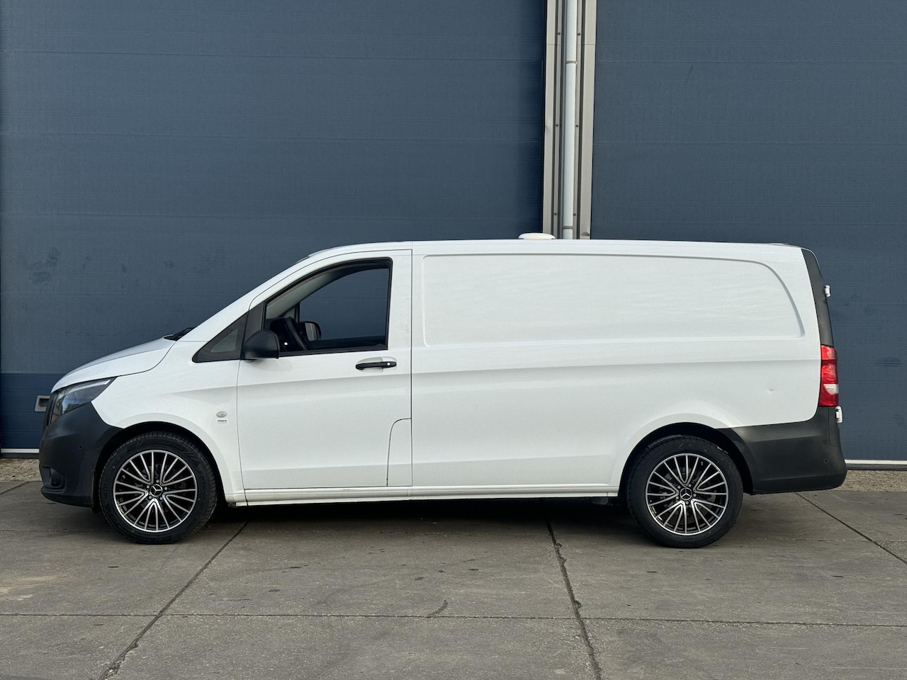 Mercedes-Benz Vito - 116 CDI Lang AIRCO / CRUISE CONTROLE / NAVI / TREKHAAK / L2H1 - AutoWereld.nl