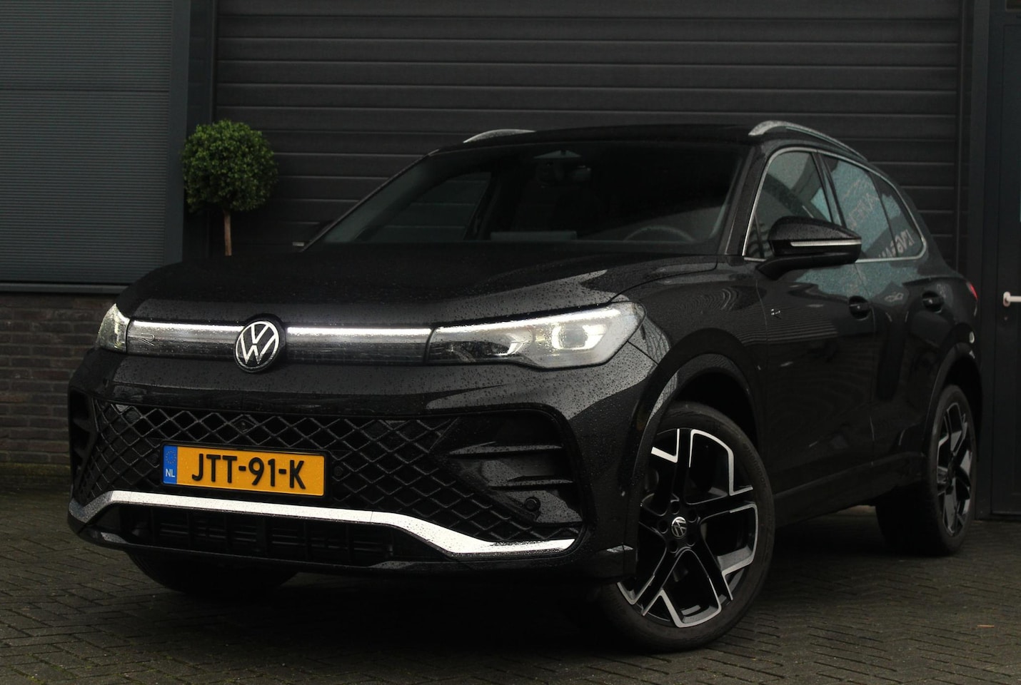 Volkswagen Tiguan - 2.0 TSI 4Motion R-line Elegance | Panoramadak | Trekhaak | HUD | ACC | DCC | 360 Camera | - AutoWereld.nl
