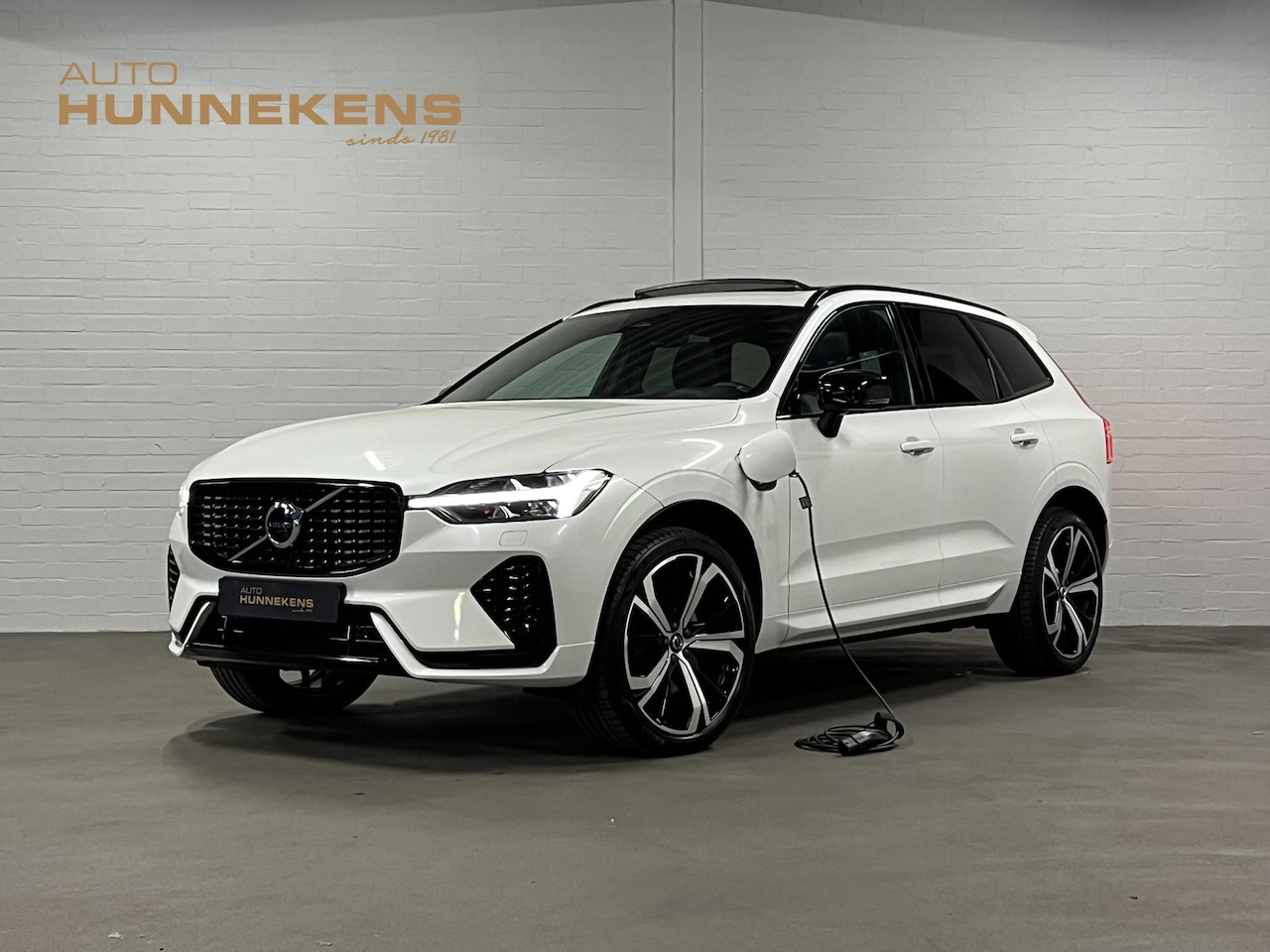 Volvo XC60 - 2.0 T6 Plug-in hybrid AWD Plus Dark Trekhaak | Adapt. cruise | Open dak | Stuur-/stoelverw - AutoWereld.nl