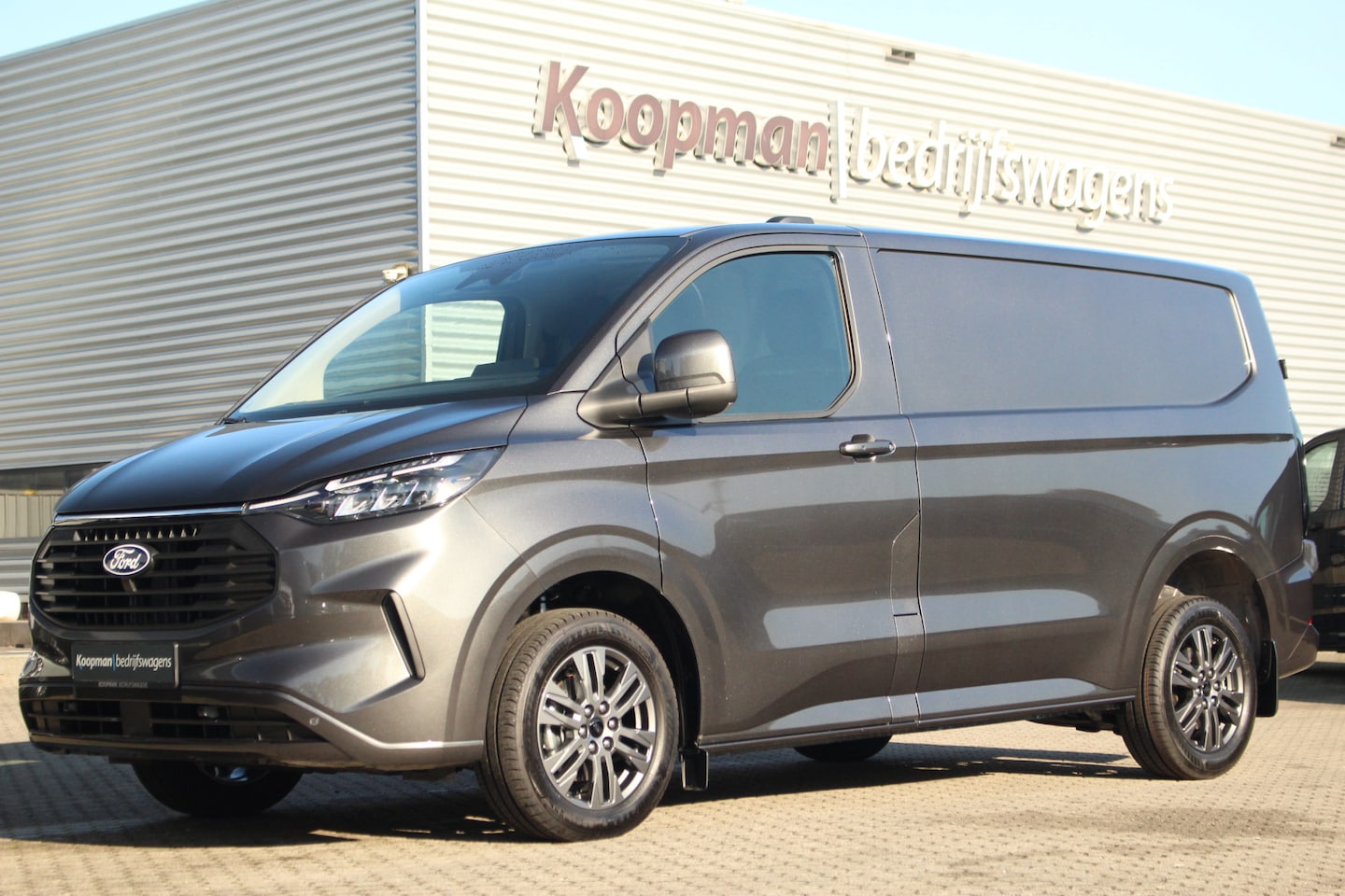 Ford Transit Custom - E-Transit 320 L1H1 Limited | 65kWh | 160kW/218pk | Trekgewicht 2300kg | Camera | Carplay/A - AutoWereld.nl